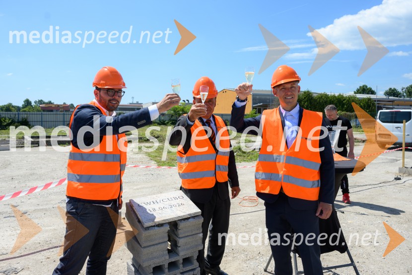  Tadej Bezjak, direktor, F.A. MAIK d.o.o.;  Marjan Bezjak,  F.A. Maik d.o.o.;  Miha Bezjak, direktor, F.A. MAIK d.o.o.Položitev temeljnega kamna za poslovno-skladiščni kompleks CUBO