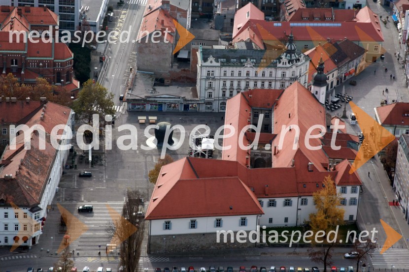Središče mesta Maribor: Vinag, Frančiškanska cerkev, Mariborski grad, Pokrajinski muzej Maribor, Trg Svobode, Kojak, nekdanja Mariborska mestna hranilnica, Grajski trg, AstoriaSlovenija iz zraka