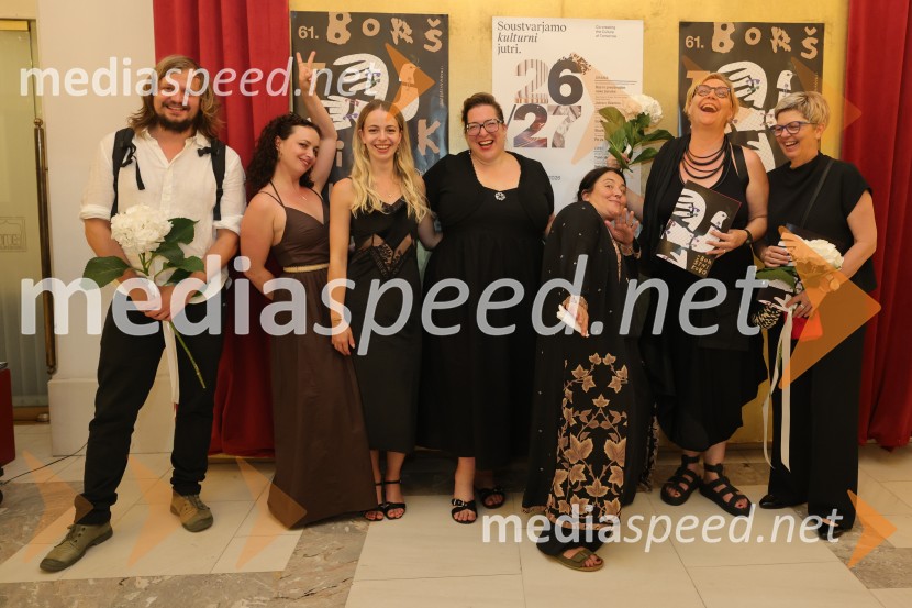  Žiga  Divjak, režiser;  ... ;  Lara Fortuna, igralka;  Ana Facchini, igralka;  Marjuta  Slamič, igralka;  Neda  Rusjan Bric, EPK GO 2025;  Mirjam Drnovšček, direktorica, SNG Nova Gorica61. Borštnikovo srečanje, zaključek in podelitev Borštnikovega prstana