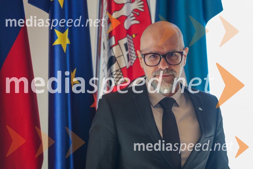 prof. dr. Dean Korošak,  prorektor za znanstvenoraziskovalno dejavnost Univerze v MariboruDean Korošak, portret