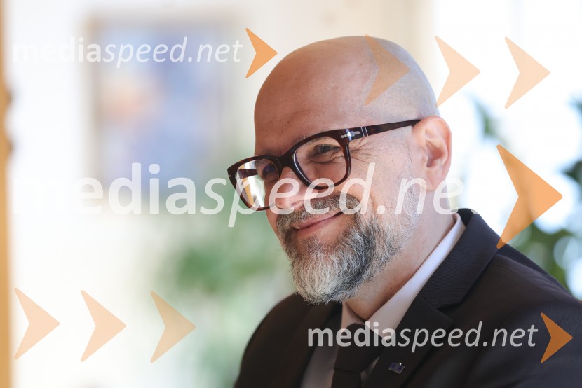prof. dr. Dean Korošak,  prorektor za znanstvenoraziskovalno dejavnost Univerze v MariboruDean Korošak, portret
