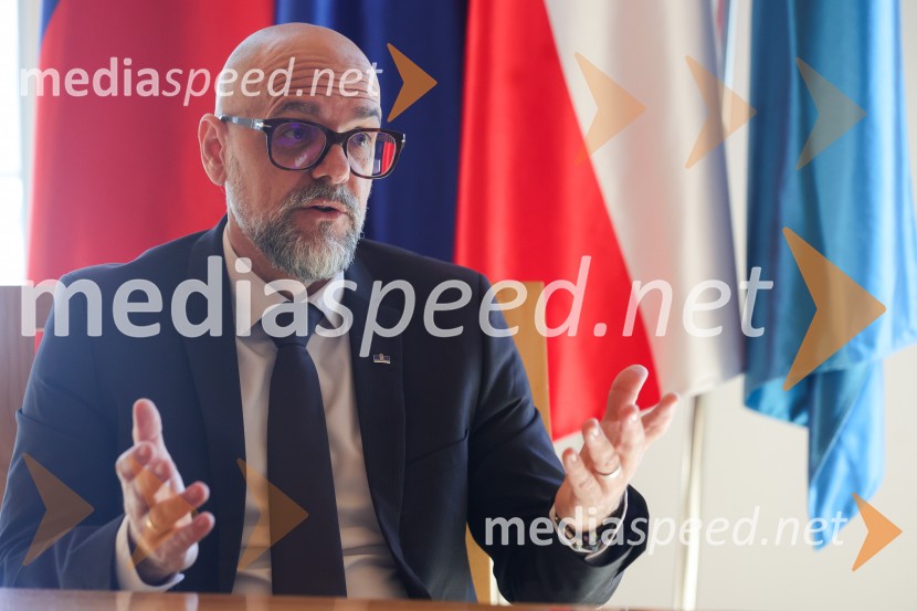 prof. dr. Dean Korošak,  prorektor za znanstvenoraziskovalno dejavnost Univerze v MariboruDean Korošak, portret