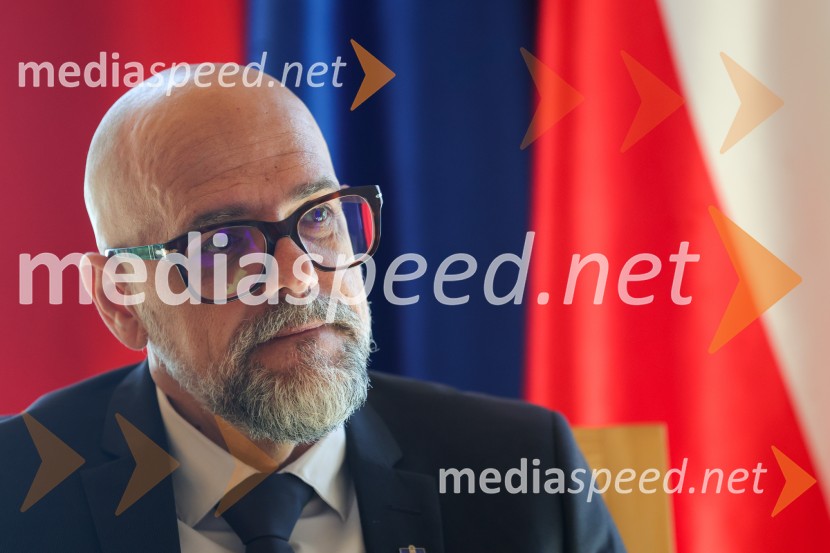 prof. dr. Dean Korošak,  prorektor za znanstvenoraziskovalno dejavnost Univerze v MariboruDean Korošak, portret