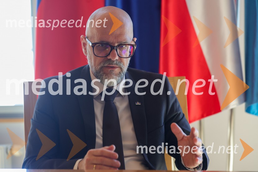 prof. dr. Dean Korošak,  prorektor za znanstvenoraziskovalno dejavnost Univerze v MariboruDean Korošak, portret