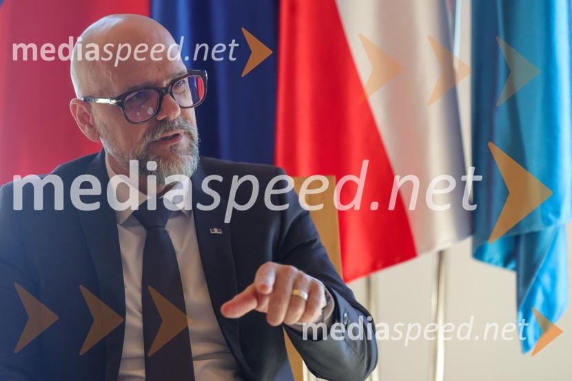 prof. dr. Dean Korošak,  prorektor za znanstvenoraziskovalno dejavnost Univerze v MariboruDean Korošak, portret