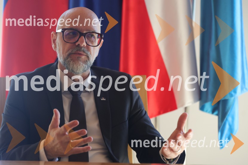 prof. dr. Dean Korošak,  prorektor za znanstvenoraziskovalno dejavnost Univerze v MariboruDean Korošak, portret