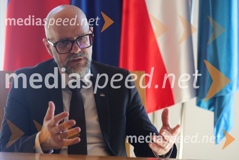 prof. dr. Dean Korošak,  prorektor za znanstvenoraziskovalno dejavnost Univerze v MariboruDean Korošak, portret
