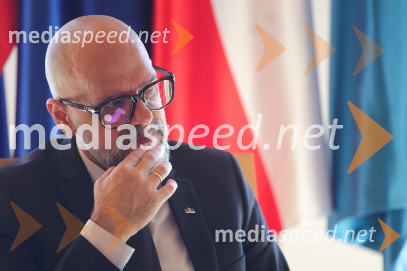 prof. dr. Dean Korošak,  prorektor za znanstvenoraziskovalno dejavnost Univerze v MariboruDean Korošak, portret