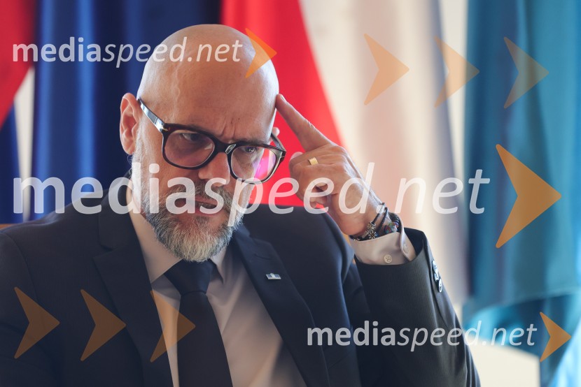 prof. dr. Dean Korošak,  prorektor za znanstvenoraziskovalno dejavnost Univerze v MariboruDean Korošak, portret