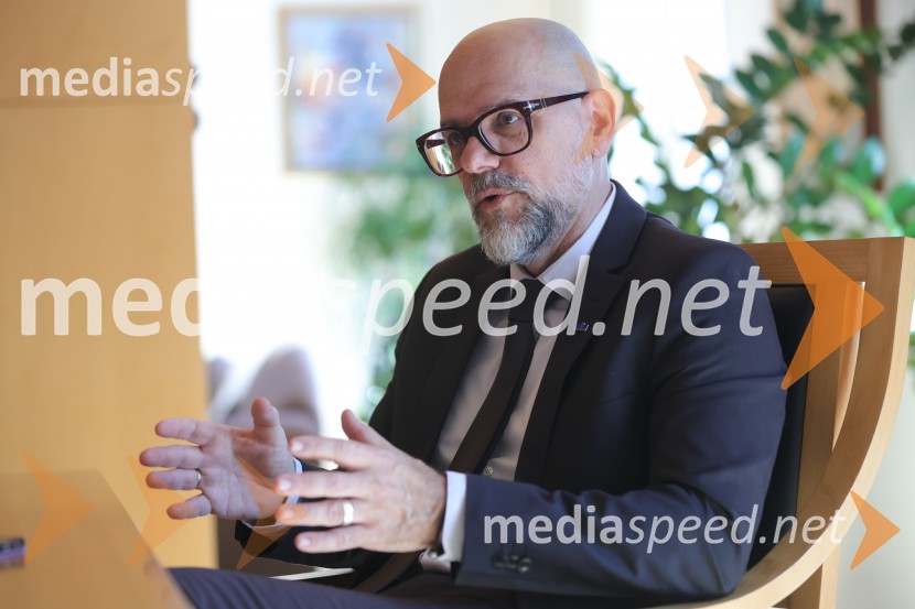 prof. dr. Dean Korošak,  prorektor za znanstvenoraziskovalno dejavnost Univerze v MariboruDean Korošak, portret