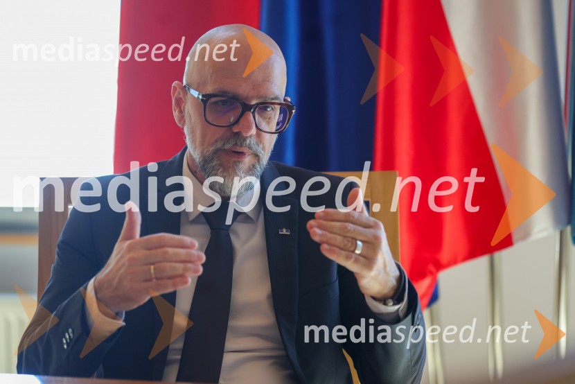 prof. dr. Dean Korošak,  prorektor za znanstvenoraziskovalno dejavnost Univerze v MariboruDean Korošak, portret