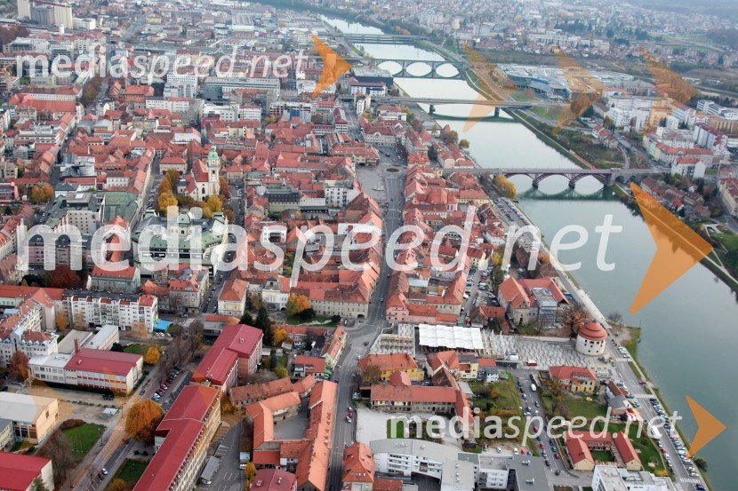Središče mesta Maribor in reka DravaSlovenija iz zraka
