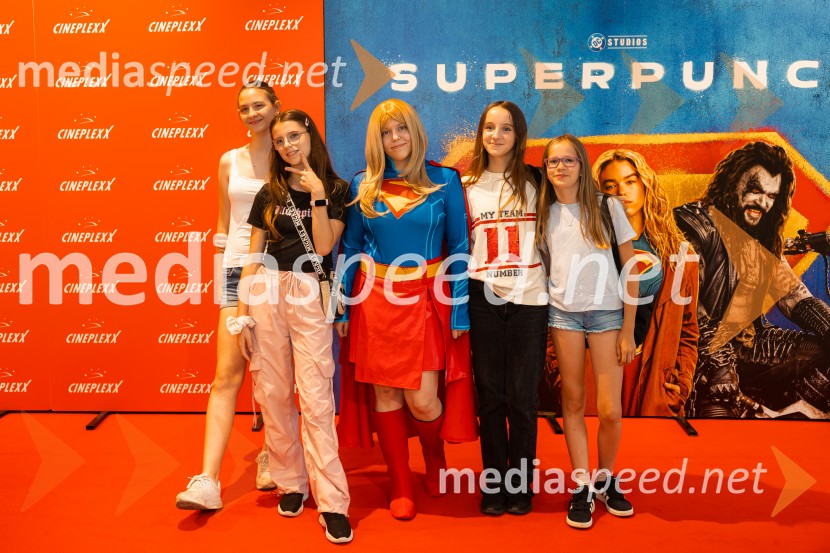 Superpunca, Večer superjunakov, Cineplexx