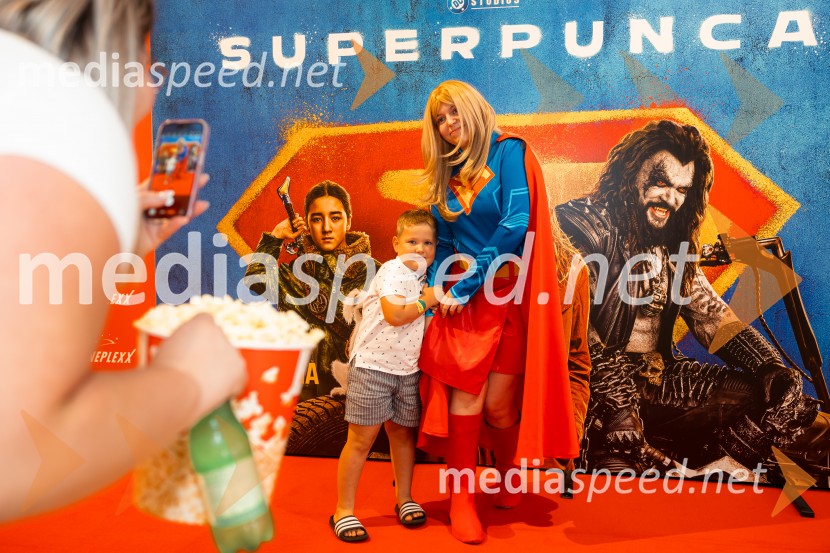 Superpunca, Večer superjunakov, Cineplexx