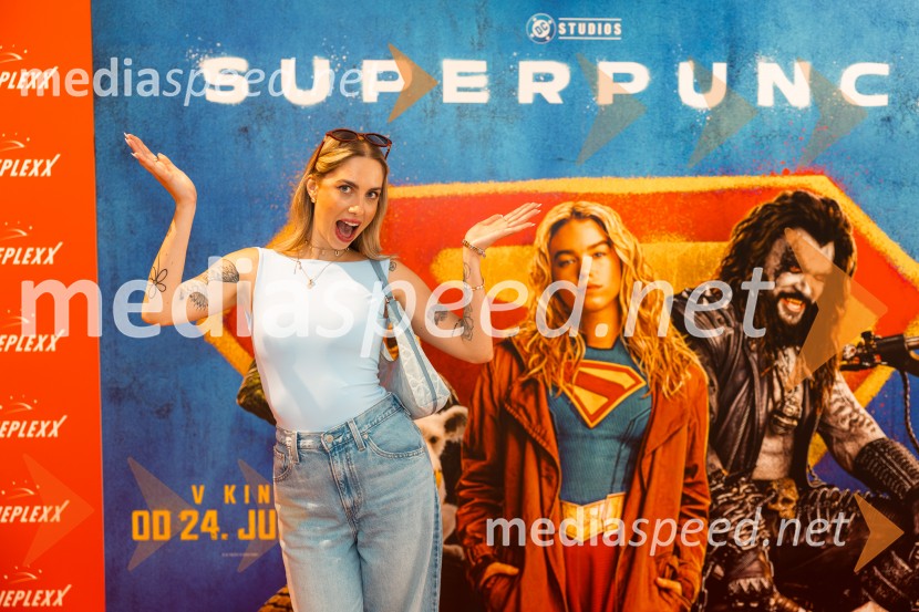 Superpunca, Večer superjunakov, Cineplexx