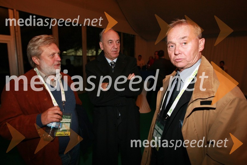 Vlado Krejač, v.d. odgovornega urednika Radia Maribor, Janez Ujčič, generalni direktor RTS in mestni svetnik MOM in dr. Alojz Križman, predsednik Zveze mariborskih športnih društev BranikSlovenija - Rusija, nova nogometna pravljica na Ljudskem vrtu
