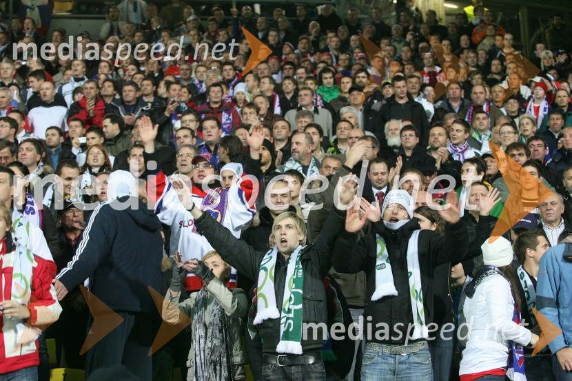 Navijači v Ljudskem vrtuSlovenija - Rusija, nova nogometna pravljica na Ljudskem vrtu