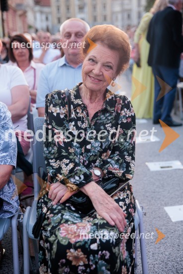 Elza Budau, slovenska tekstopiska, pesnica in pisateljicaPoletna noč, 74. Ljubljana Festival