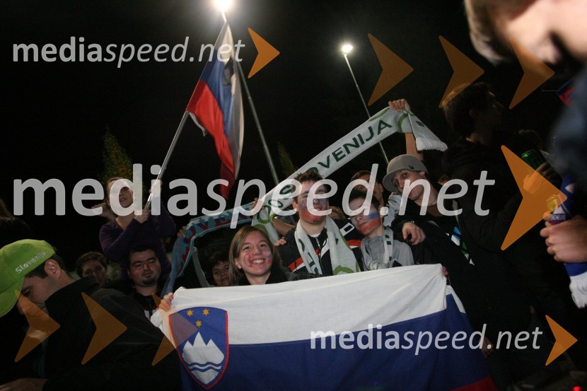Navijači pred Ljudskim vrtomSlovenija - Rusija, nova nogometna pravljica na Ljudskem vrtu