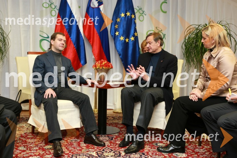 Dmitrij Medvedjev, predsednik Ruske federacije, dr. Danilo Türk, predsednik Republike Slovenije in Mojca Seliškar Toš, vodja kabineta predsednika Republike SlovenijeDmitrij Medvedjev in dr. Danilo Türk, srečanje predsednikov med nogometno tekmo Slovenija - Rusija