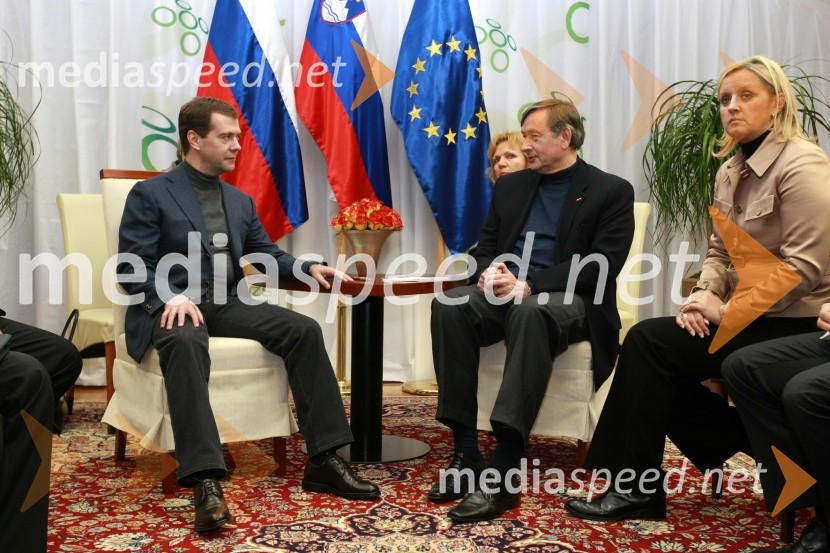 Dmitrij Medvedjev, predsednik Ruske federacije, dr. Danilo Türk, predsednik Republike Slovenije in Mojca Seliškar Toš, vodja kabineta predsednika Republike SlovenijeDmitrij Medvedjev in dr. Danilo Türk, srečanje predsednikov med nogometno tekmo Slovenija - Rusija