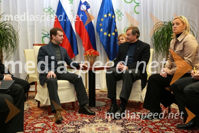 Dmitrij Medvedjev, predsednik Ruske federacije, dr. Danilo Türk, predsednik Republike Slovenije in Mojca Seliškar Toš, vodja kabineta predsednika Republike SlovenijeDmitrij Medvedjev in dr. Danilo Türk, srečanje predsednikov med nogometno tekmo Slovenija - Rusija