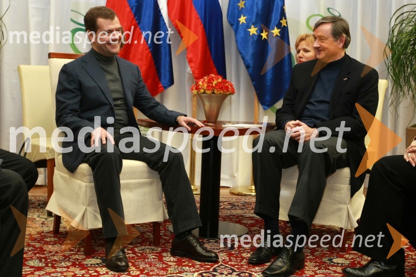 Dmitrij Medvedjev, predsednik Ruske federacije in dr. Danilo Türk, predsednik Republike SlovenijeDmitrij Medvedjev in dr. Danilo Türk, srečanje predsednikov med nogometno tekmo Slovenija - Rusija