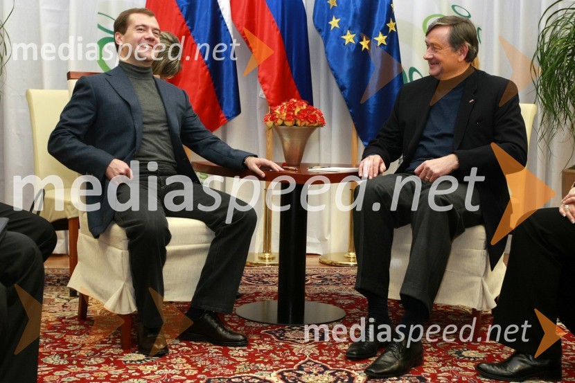 Dmitrij Medvedjev, predsednik Ruske federacije in dr. Danilo Türk, predsednik Republike SlovenijeDmitrij Medvedjev in dr. Danilo Türk, srečanje predsednikov med nogometno tekmo Slovenija - Rusija