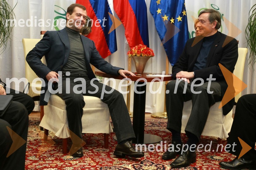 Dmitrij Medvedjev, predsednik Ruske federacije in dr. Danilo Türk, predsednik Republike SlovenijeDmitrij Medvedjev in dr. Danilo Türk, srečanje predsednikov med nogometno tekmo Slovenija - Rusija