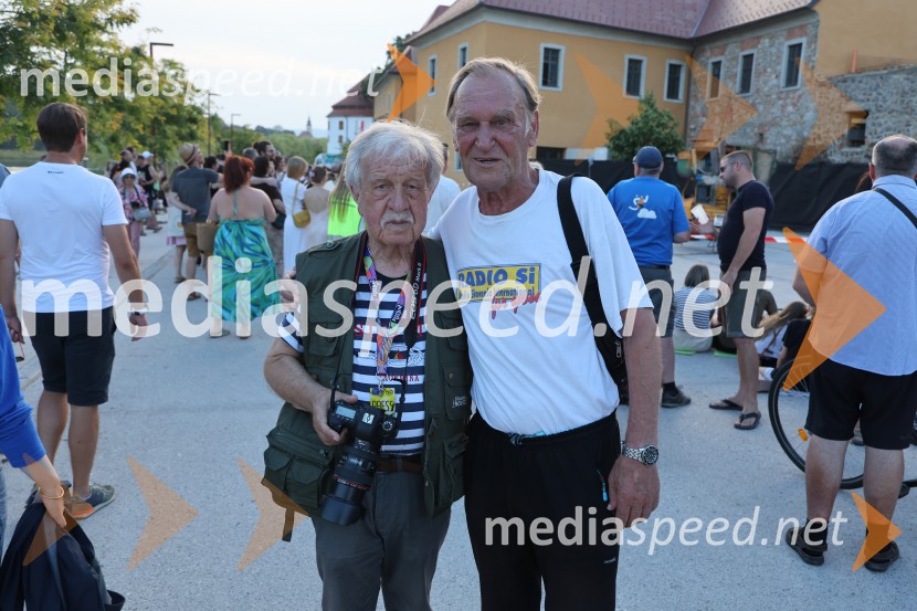  Rade  Bakračevič, predsednik Nadzornega odbora Zveze Srbov Slovenije, fotograf;  ... 38. Folkart, otvoritev