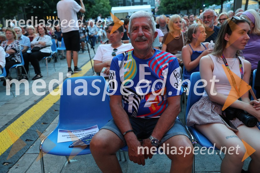  Drago Cotar, nekdanji direktor Zavarovalnega združenja, predsednik NK Maribor in nekdanji član organizacijskega odbora Zlate lisice38. Folkart, otvoritev