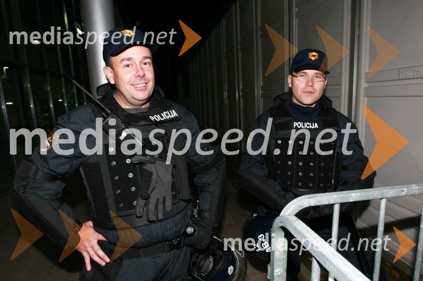 Pripadnika Slovenske policijeSlovenija - Rusija, nova nogometna pravljica na Ljudskem vrtu