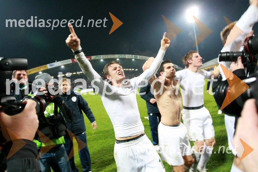 Zlatko Dedič, Aleksander Radosavljevič in Valter Birsa, člani slovenske nogometne reprezentanceSlovenija - Rusija, nova nogometna pravljica na Ljudskem vrtu