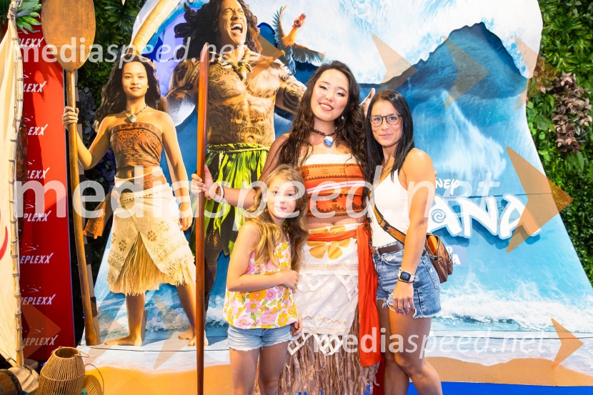  ... ;  Val Mandz, cosplayer ;  ... Vaiana, predpremiera, Cineplexx