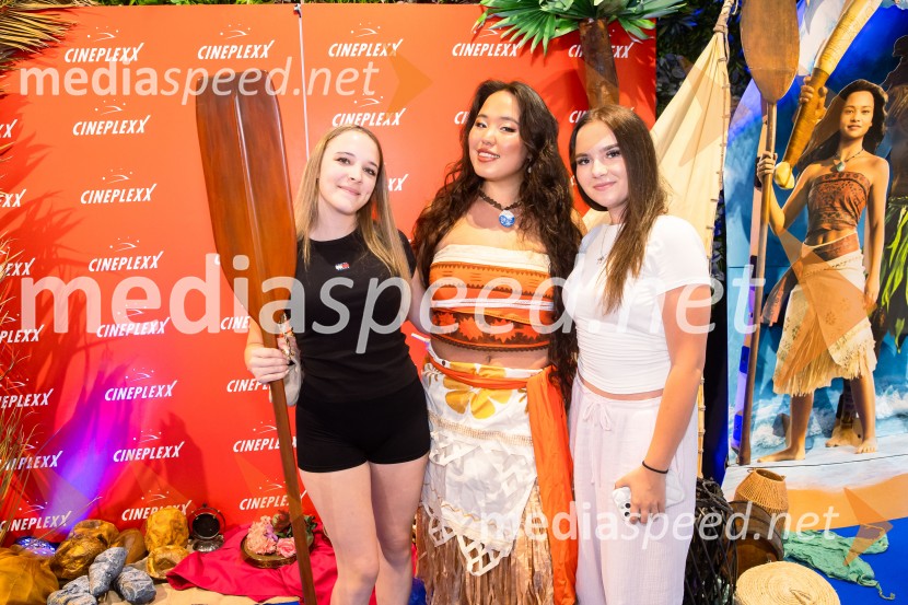  ... ;  Val Mandz, cosplayer ;  ... Vaiana, predpremiera, Cineplexx