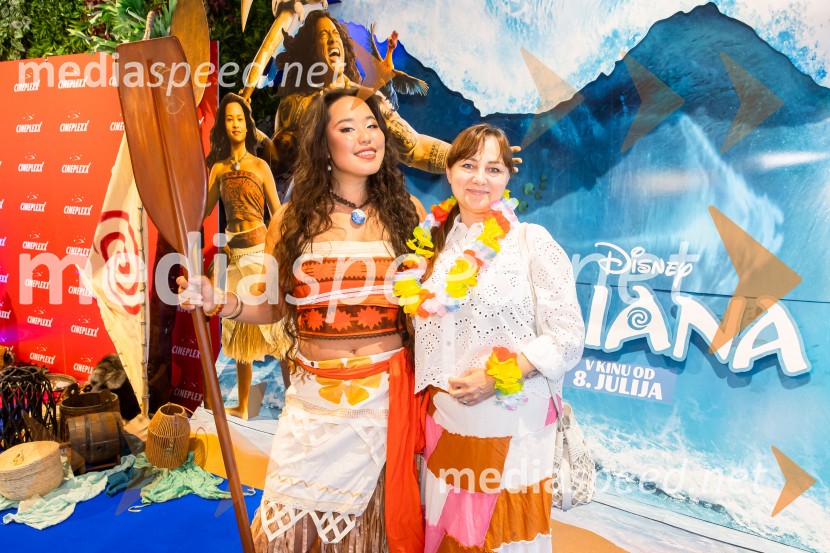  Val Mandz, cosplayer ;  Sandra Klemm, Sendi, pevkaVaiana, predpremiera, Cineplexx