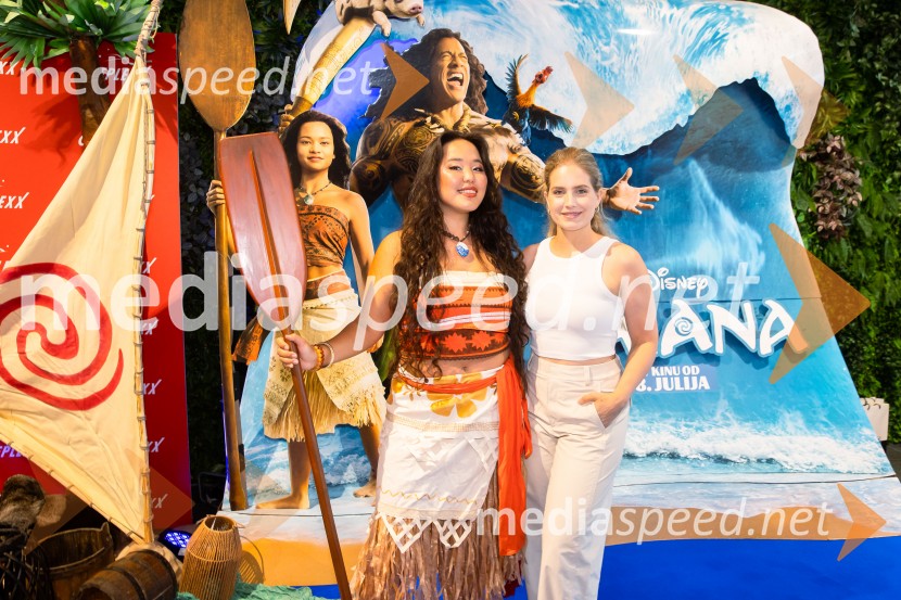  Val Mandz, cosplayer ;  Ajda Sitar Žumer, blogerka, Miss športa Slovenije 2009Vaiana, predpremiera, Cineplexx