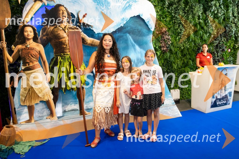  Val Mandz, cosplayer ;  ... ;  ... ;  ... Vaiana, predpremiera, Cineplexx