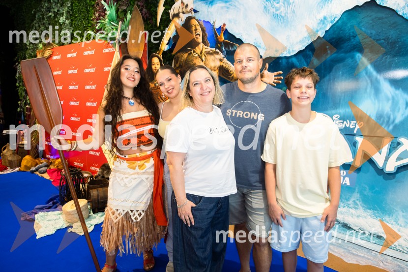  Val Mandz, cosplayer ;  ... ;  ... ;  ... ;  ... Vaiana, predpremiera, Cineplexx