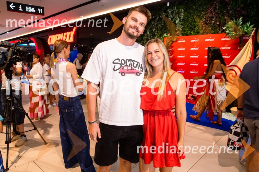  Teo Čeh, Dunking Devils;  Pina Umek Čeh, nekdanja umetnostna drsalka in osebna trenerkaVaiana, predpremiera, Cineplexx
