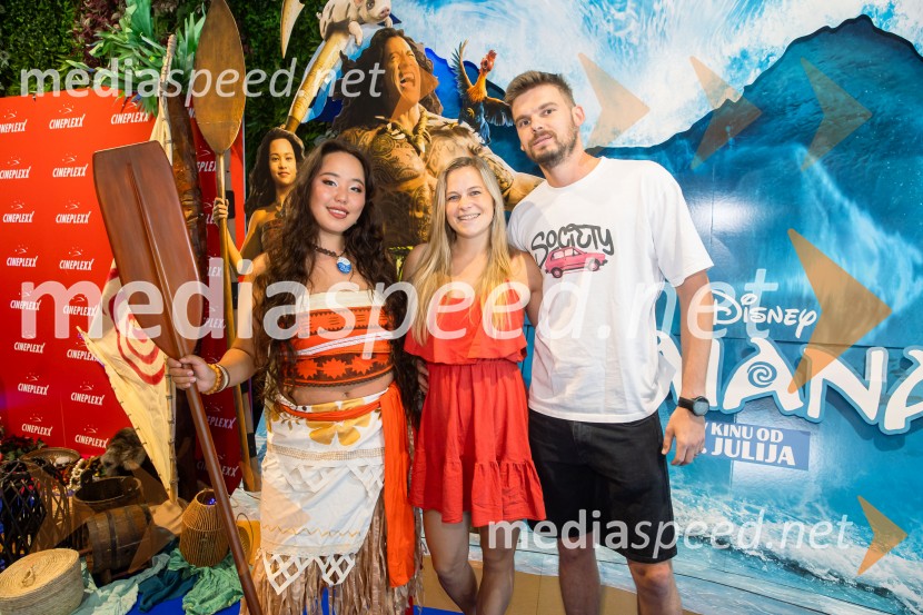  Val Mandz, cosplayer ;  Pina Umek Čeh, nekdanja umetnostna drsalka in osebna trenerka;  Teo Čeh, Dunking DevilsVaiana, predpremiera, Cineplexx