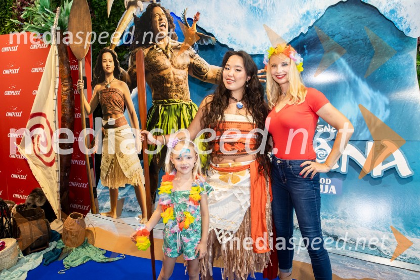  ... ;  Val Mandz, cosplayer ;  Nina PavecVaiana, predpremiera, Cineplexx