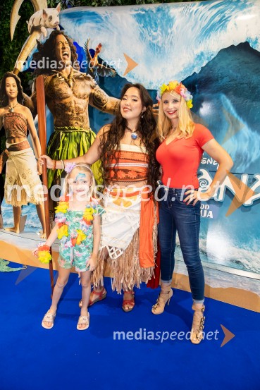  ... ;  Val Mandz, cosplayer ;  Nina PavecVaiana, predpremiera, Cineplexx