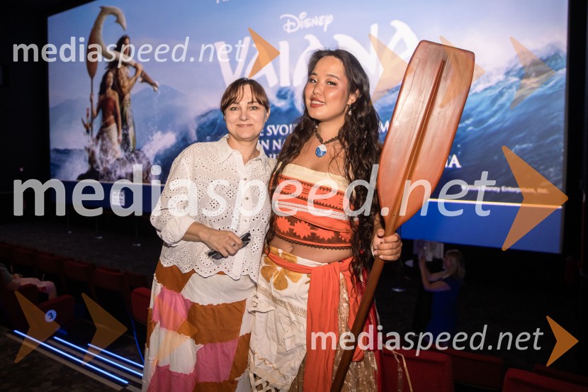  Sandra Klemm, Sendi, pevka;  Val Mandz, cosplayer Vaiana, predpremiera, Cineplexx