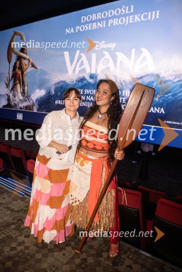  Sandra Klemm, Sendi, pevka;  Val Mandz, cosplayer Vaiana, predpremiera, Cineplexx
