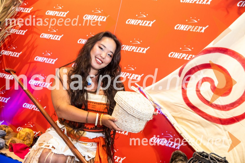  Val Mandz, cosplayer Vaiana, predpremiera, Cineplexx