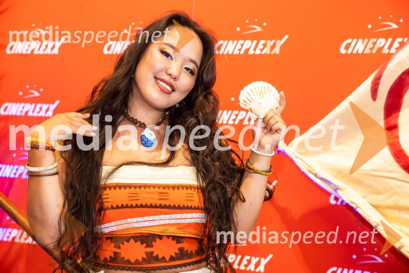  Val Mandz, cosplayer Vaiana, predpremiera, Cineplexx