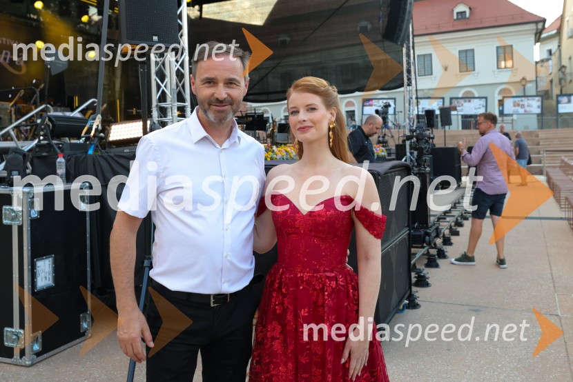  Mladen Delin, direktor festivala Arsana;  Klara Eva KukovičičVečer slovenske popevke, 18. Festival Arsana