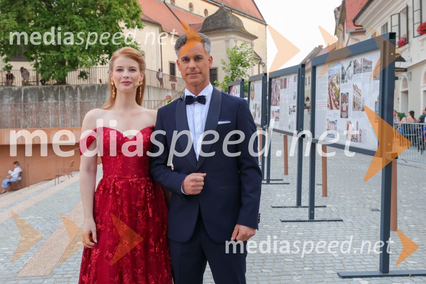  Klara Eva Kukovičič;  Andrej Geržina, TV voditeljVečer slovenske popevke, 18. Festival Arsana