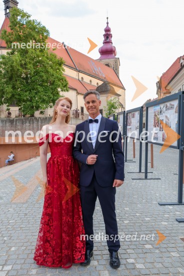  Klara Eva Kukovičič;  Andrej Geržina, TV voditeljVečer slovenske popevke, 18. Festival Arsana